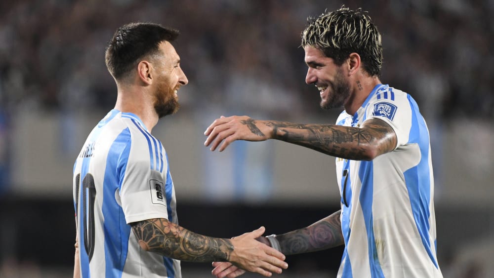  Lionel Messi und Rodrigo de Paul (v. li.).