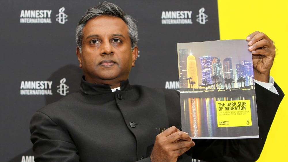 Amnesty-Generalsekretär Salil Shetty bei der Präsentation in Doha.
