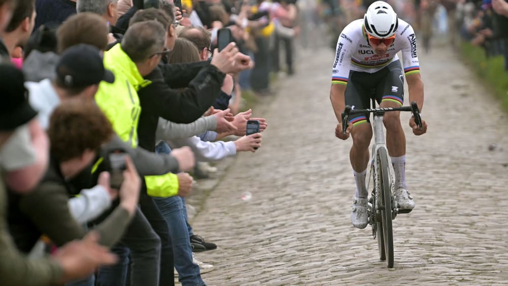 Mathieu van der Poel setzte sich auf der Pavé d'Orchies ab und feierte bei Paris-Roubaix seinen zweiten Solo-Sieg in Folge.