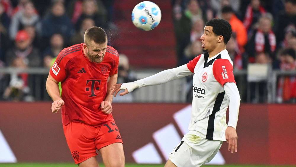Hugo Ekitiké in einem Zweikampf mit Eric Dier.