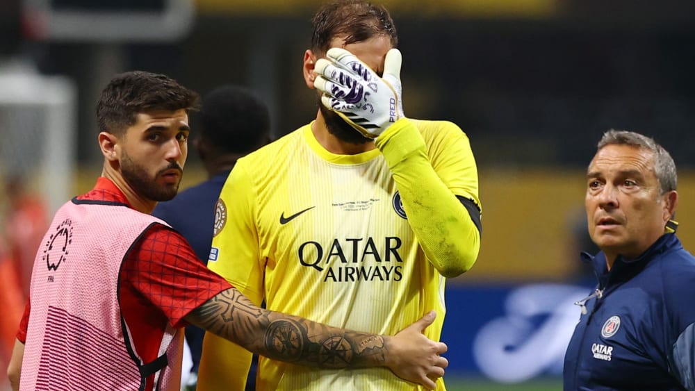 Gianluigi Donnarumma reagiert geschockt auf Jamal Musialas Verletzung.
