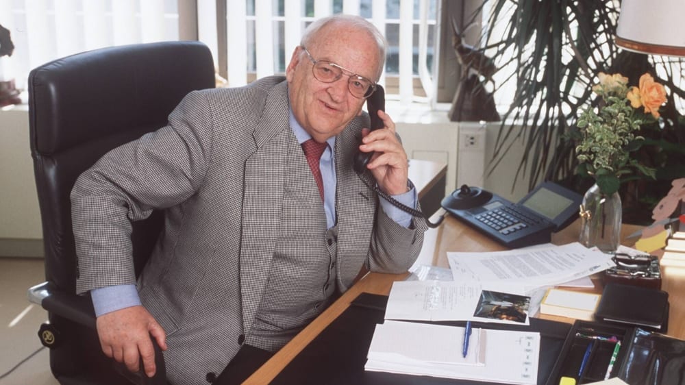 Verankerte das soziale Engagement beim DFB: Egidius Braun, hier 1997 an seinem Schreibtisch.