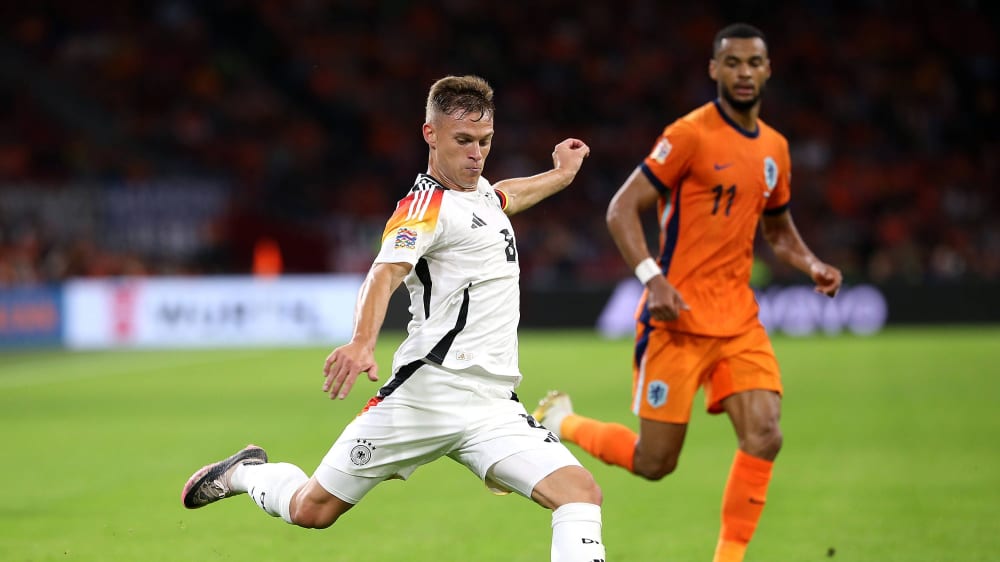 Reencontrando-se em Munique: Joshua Kimmich (esquerda) e Cody Gakpo.