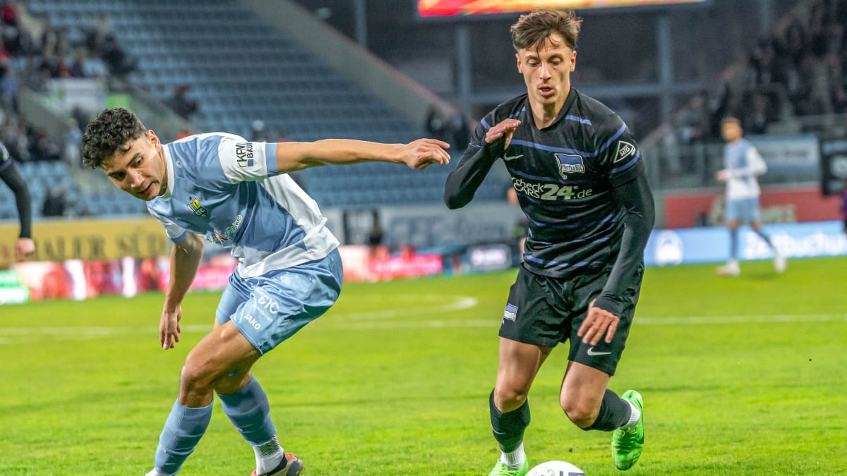 Hertha: Ajvazi unterschreibt Profivertrag bis 2027