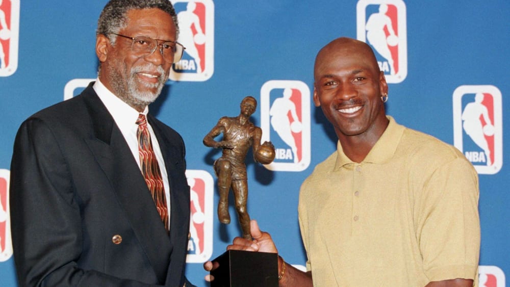 1998 erhielt Michael Jordan die alte, nun nach ihm benannte MVP-Trophäe aus den Händen von NBA-Ikone Bill Russell (li.).