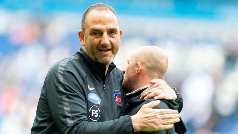 DUISBURG, GERMANY - MAY 12: Head coach Frank Schmidt of 1. FC Heidenheim and head coach Torsten Lieberknecht of MSV Duisburg greet each other prior to the Second Bundesliga match between MSV Duisburg and 1. FC Heidenheim 1846 at Schauinsland-Reisen-Arena on May 12, 2019 in Duisburg, Germany. (Photo by TF-Images/Getty Images)