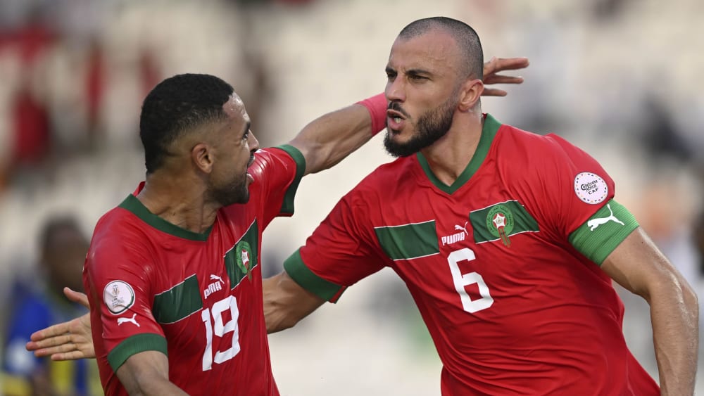 Marokkanischer Jubel: Youssef En-Nesyri (li.) beglückwünscht Mitspieler Romain Saiss nach dessen 1:0 gegen Tansania.&nbsp;