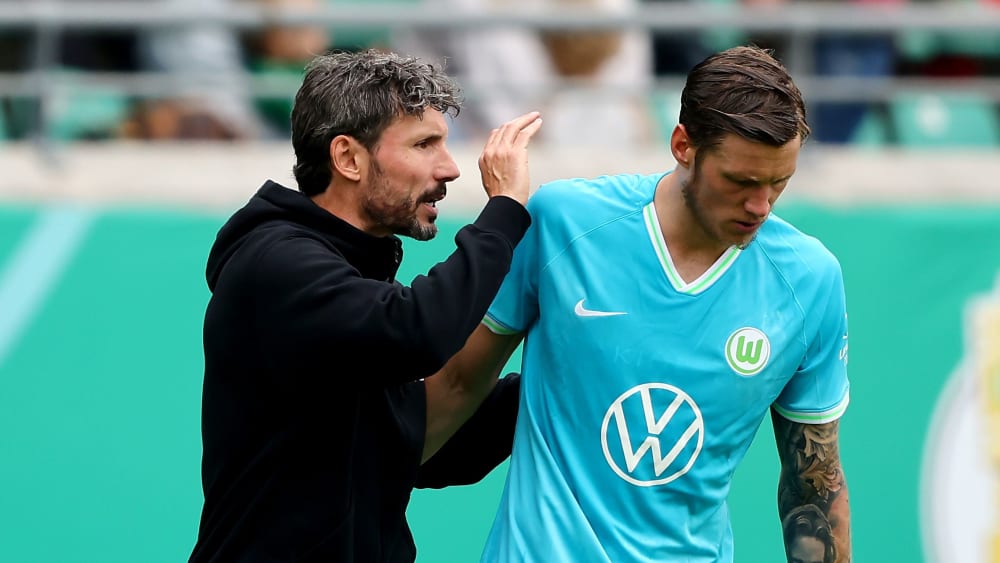 Gibt es noch eine Chance aufs Weiterkommen? Wolfsburgs Trainer Mark van Bommel mit Wout Weghorst.