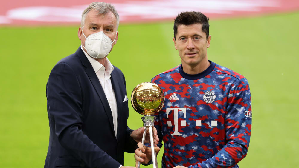Ausgezeichnet: Robert Lewandowski bekam von Jörg Jakob den Pokal überreicht.