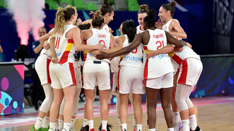 Sport Bilder des Tages Team Spain celebrate win after the Women™s Eurobasket 2023 basketball match between Spain and Germany BASKET BALL FEMININ : Espagne vs Allemagne 1 4 finale - FIBA EuroBasket 2023 - 22 06 2023 IgorKupljenik Panoramic PUBLICATIONxNOTxINxFRAxBEL