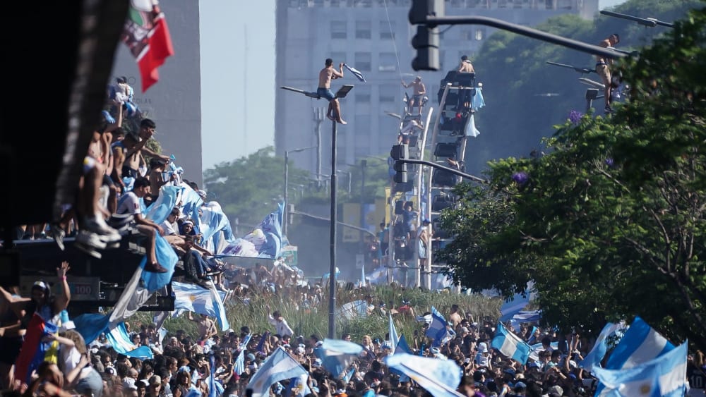 Die Fans in Buenos Aires kletterten auf Lautsprechertürme, Laternen und Ampeln, um den besten Blick auf den Triumphzug zu erhaschen.