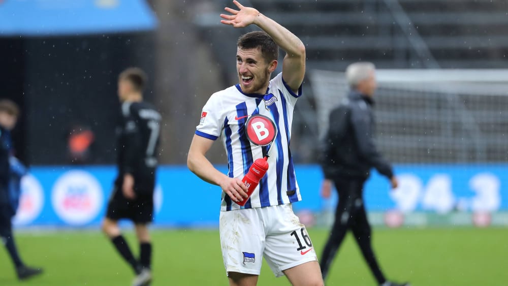 Torschütze, tatsächlich: Jonjoe Kenny nach Herthas Sieg gegen Paderborn.