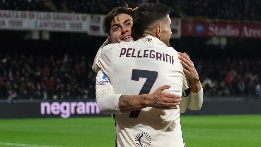 Roma-Torschützen beim Sieg in Salerno unter sich: Paulo Dybala (li.) und Lorenzo Pellegrini.