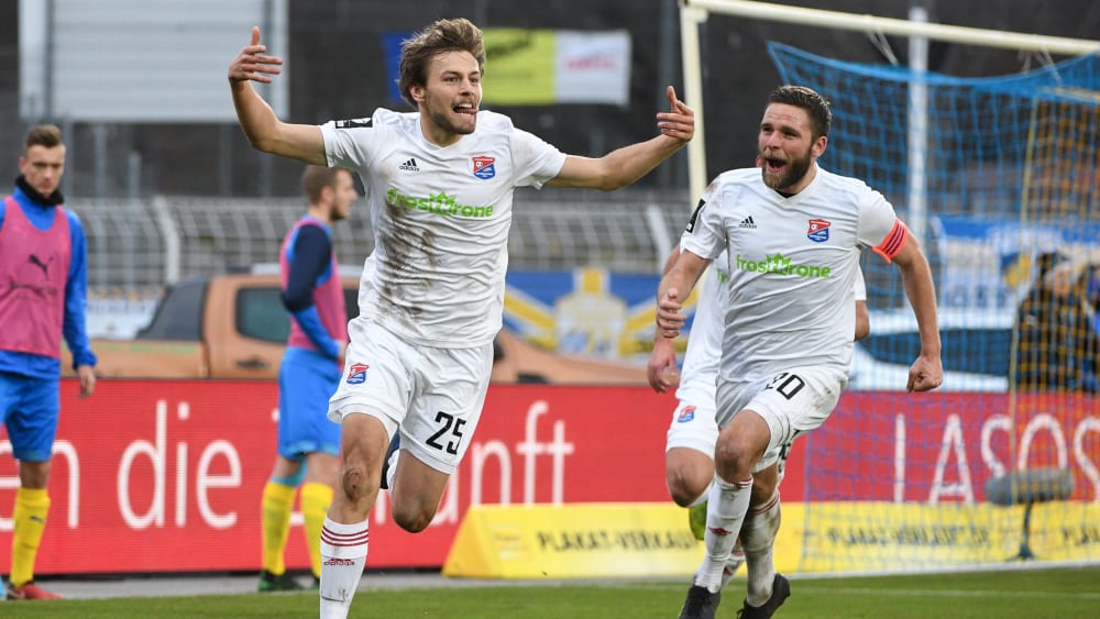 Unterhachings Paul Grauschopf bejubelt seinen Treffer zum 3:0 in Jena. 