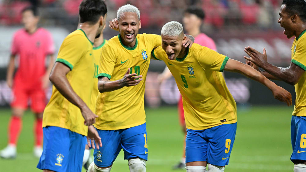 Neymar (M.) traf bei Brasiliens Kantersieg in Südkorea doppelt.