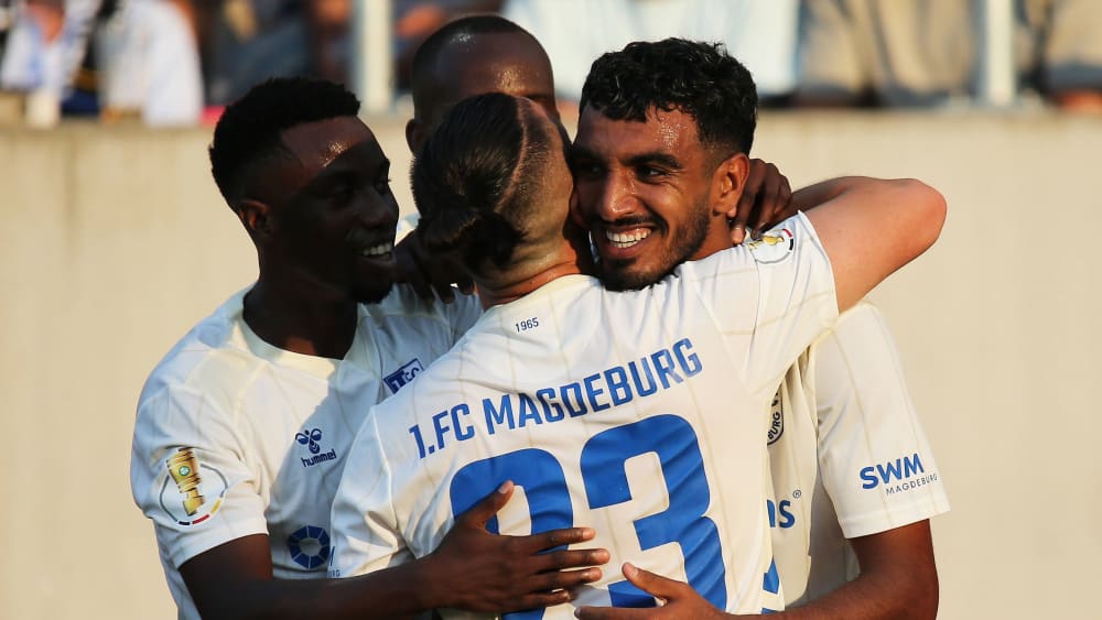 Auch dank Doppelpacker Rayan Ghrieb (1. v. re.) siegte Magdeburg mit 3:1 in Saarbrücken.