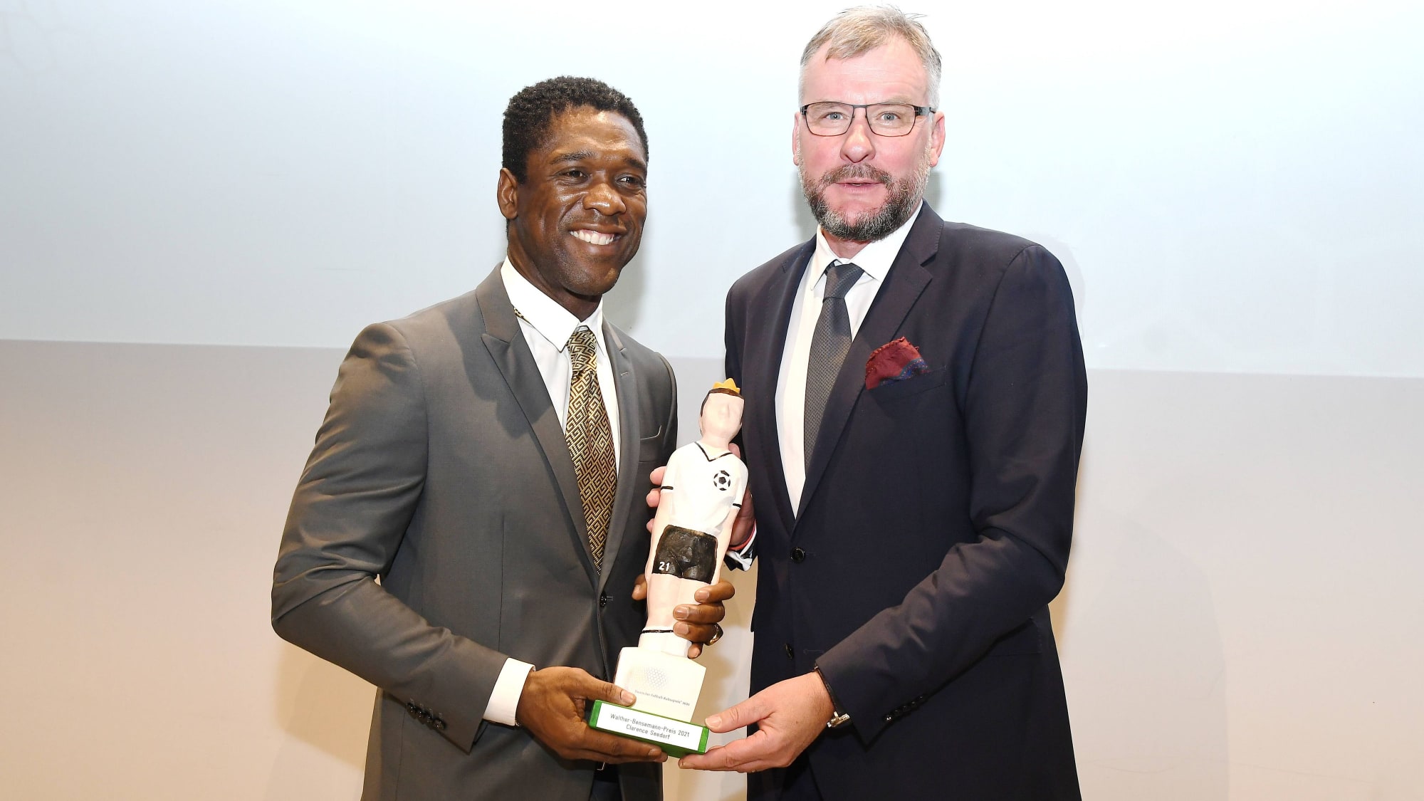 Clarence Seedorf (li., mit kicker-Chefredakteur Jörg Jakob)