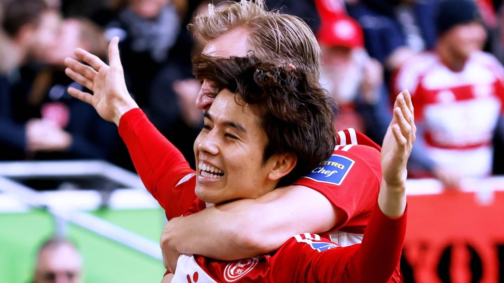 Der Torschütze zum 2:0 gegen Hansa Rostock lässt sich feiern: Düsseldorfs Ao Tanaka.