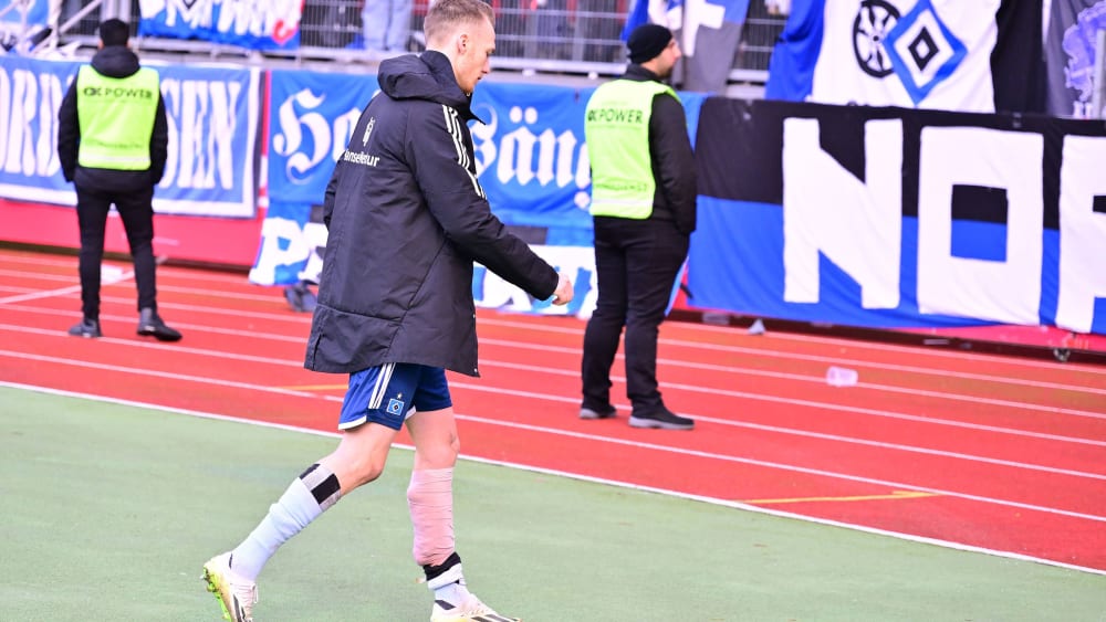 HSV-Kapitän Sebastian Schonlau muss mit bandagierter Wade in Nürnberg vom Feld.