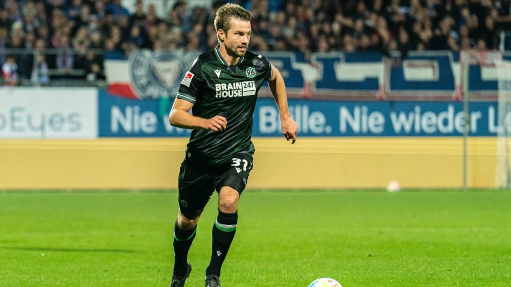 Julian Börner bleibt Hannover 96 erhalten und verlängert bis Sommer 2025.
