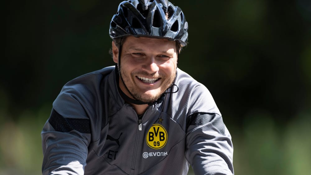 Anfang Juli geht es wieder los: BVB-Trainer Edin Terzic, hier im Juli 2022 auf dem Fahrrad.