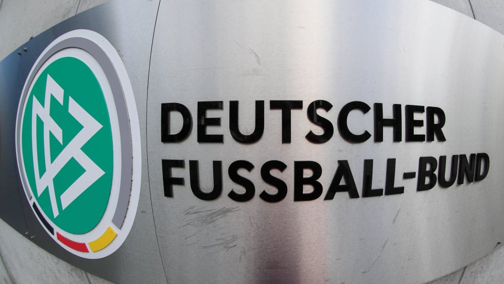 Der DFB belangt Köln und Augsburg.