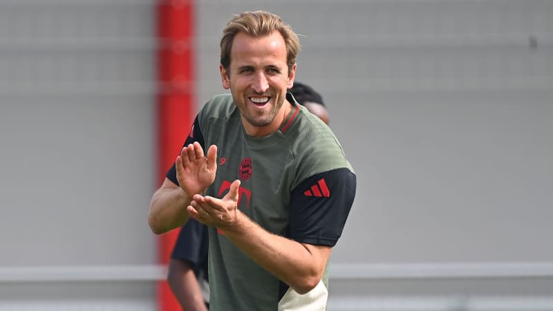 Harry KANE (Bayern Múnich), aplaudiendo, gesto, acción, imagen individual, motivo recortado, media figura, media figura. Entrenamiento final el 16 de septiembre de 2025, Liga de Campeones de Fútbol, ​​temporada 2025/26, FC Bayern Múnich, FC Chelsea. *** Harry KANE (Bayern Múnich), aplaudiendo, gesto, acción, imagen individual, motivo recortado, media figura, media figura. Entrenamiento final el 16 de septiembre de 2025, Liga de Campeones de Fútbol, ​​temporada 2025/26, FC Bayern Múnich, FC Chelsea.