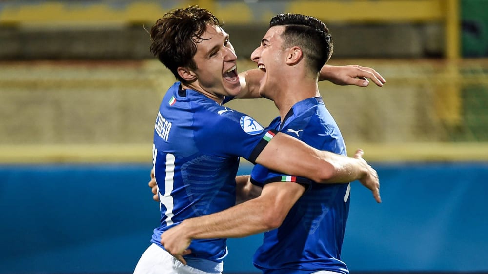 Matchwinner Federico Chiesa (l.) bejubelt mit Riccardo Orsolini seinen Treffer zum 2:1.