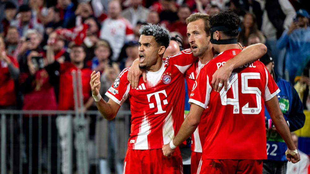  Luis Diaz (li.) und Aleksandar Pavlovic (re.) mit Harry Kane.