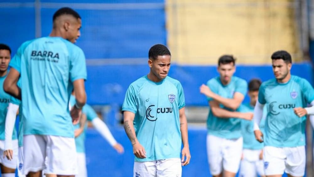 Neuer Sponsor aus Deutschland: In Shirts mit dem Aufdruck "Cuju" machen sich in Brasilien Spieler des Barra FC warm.