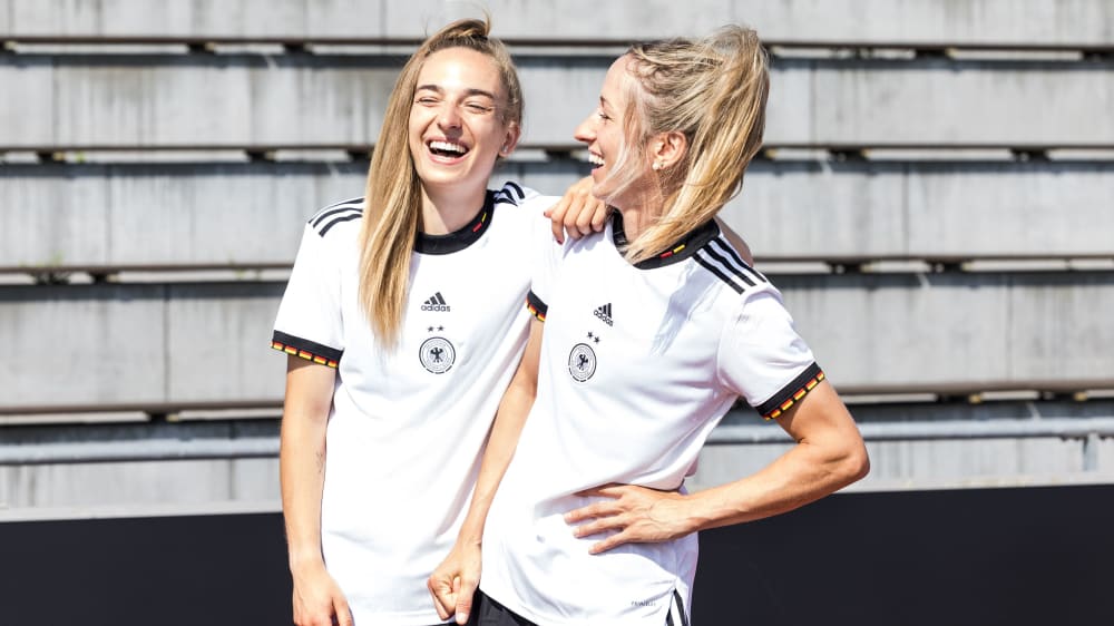 Wie weit kommt die deutsche Nationalelf - hier Sophia Kleinherne (li.) und Kathrin Hendrich - bei der EM 2022?