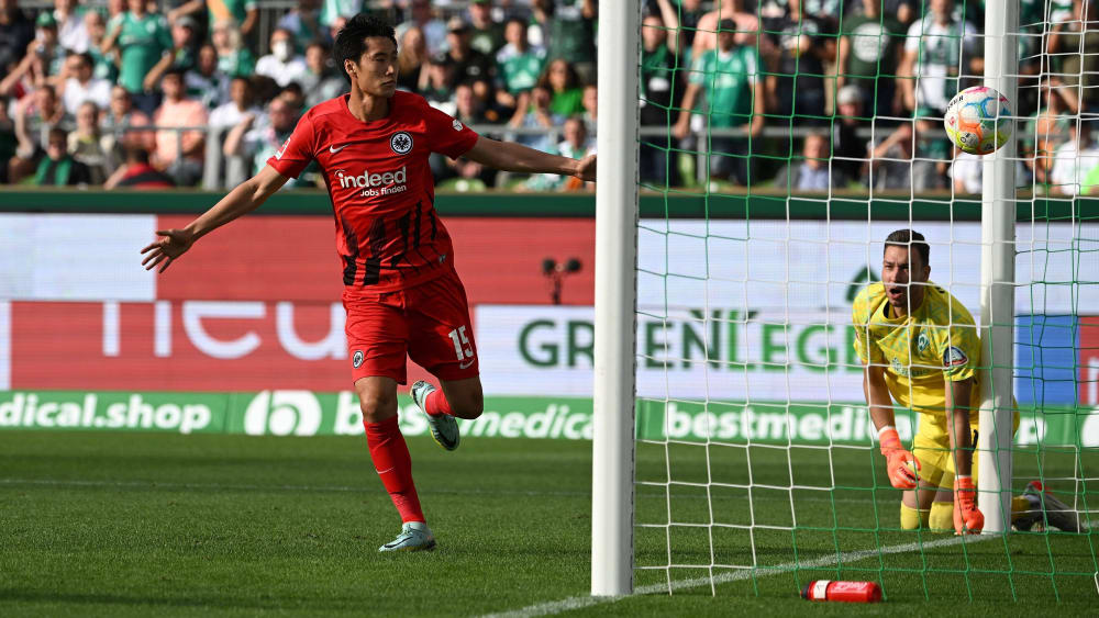 Wird weiterhin für Eintracht Frankfurt jubeln: Daichi Kamada (li.)