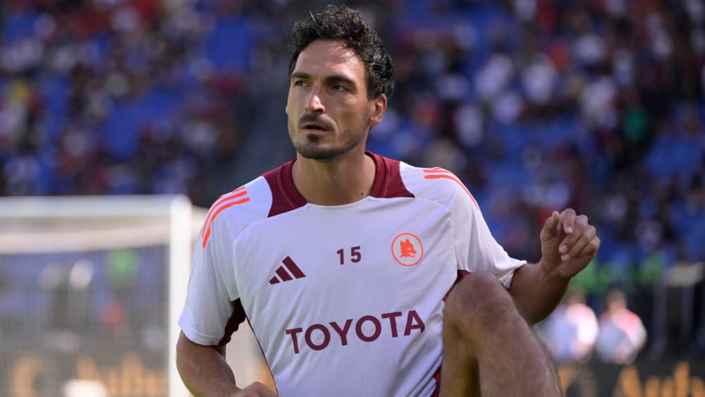 Aufwärmshirt statt Trikot: Mats Hummels muss weiterhin mit seiner Reservistenrolle vorlieb nehmen.