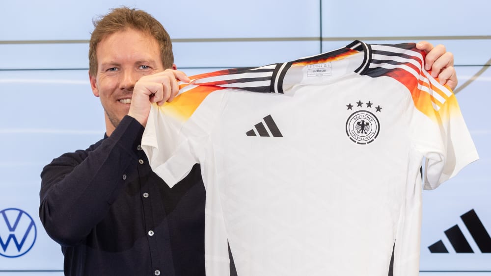 Adidas ist nur noch bis 2027 Ausrüster der deutschen Nationalelf. Hier Julian Nagelsmann mit dem neuen Heimtrikot.