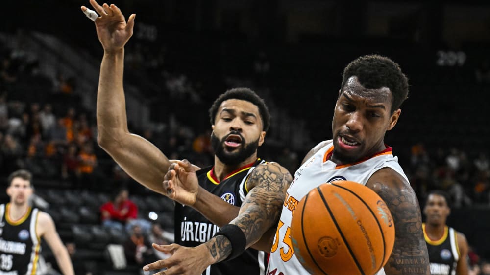 David Muenkat von den Würzburgern im Duell mit Fabian White.