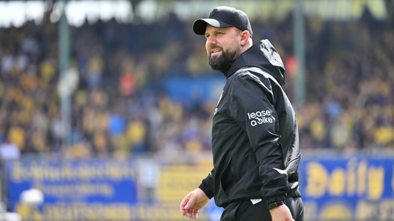 Fußball: 2. Bundesliga, Eintracht Braunschweig - Arminia Bielefeld, 4. Spieltag, Eintracht-Stadion. Trainer Heiner Backhaus (Eintracht Braunschweig) ist vor dem Spiel im Stadion.