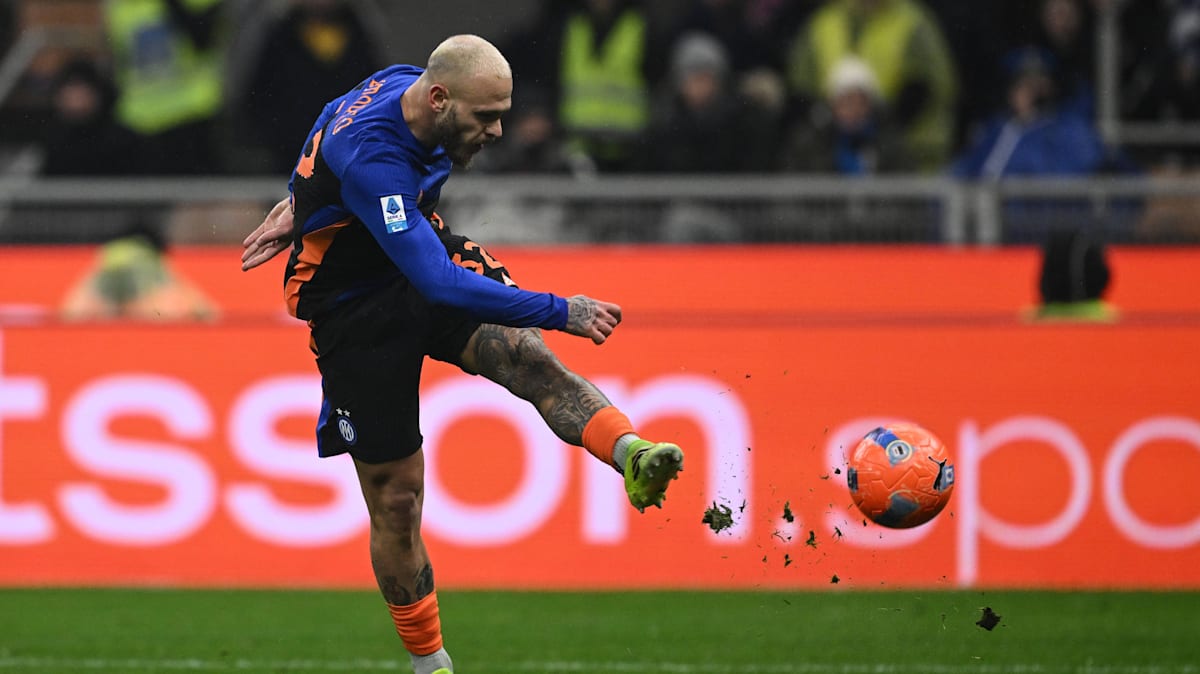 Dimarcos-Volley-knallt-an-beiden-Pfosten-und-geht-rein