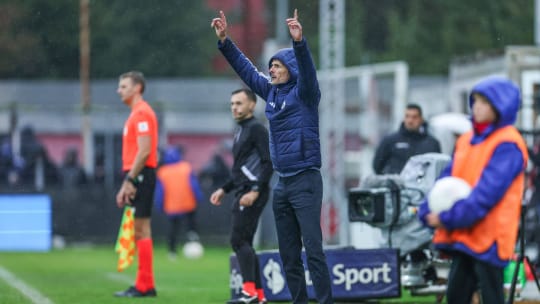 Dirigent am Seitenrand: Schalkes neuer Trainer Kees van Wonderen stand in Aarau im Regen.