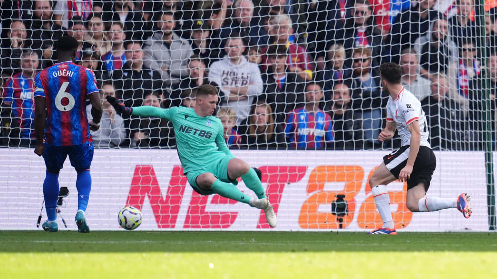 Frühe Führung: Diogo Jota (re.) schiebt an Keeper Dean Henderson (Mi.) vorbei zum 1:0 für Liverpool.