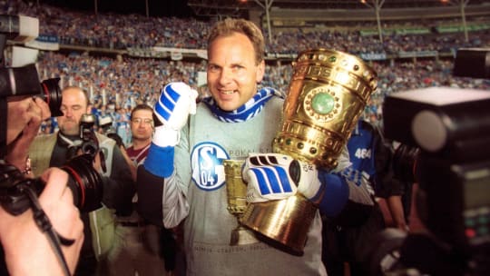 Fünfmal holte Schalke den DFB-Pokal - hier ballt Oliver Reck nach dem Triumph 2001 die Faust.