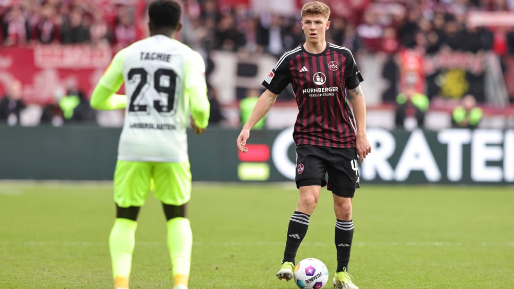 Abwehrsäule: Nürnbergs Finn Jeltsch (re.) behauptet den Ball vor FCK-Offensivspieler Richmond Tachie.