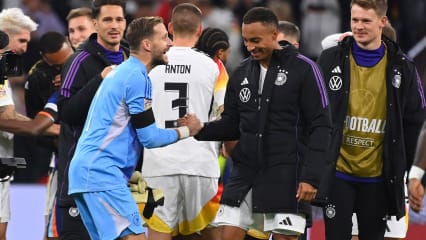 Debütanten unter sich: Oliver Baumann (li.) und Jamie Leweling klatschen sich nach dem 1:0-Erfolg gegen die Niederlande ab.