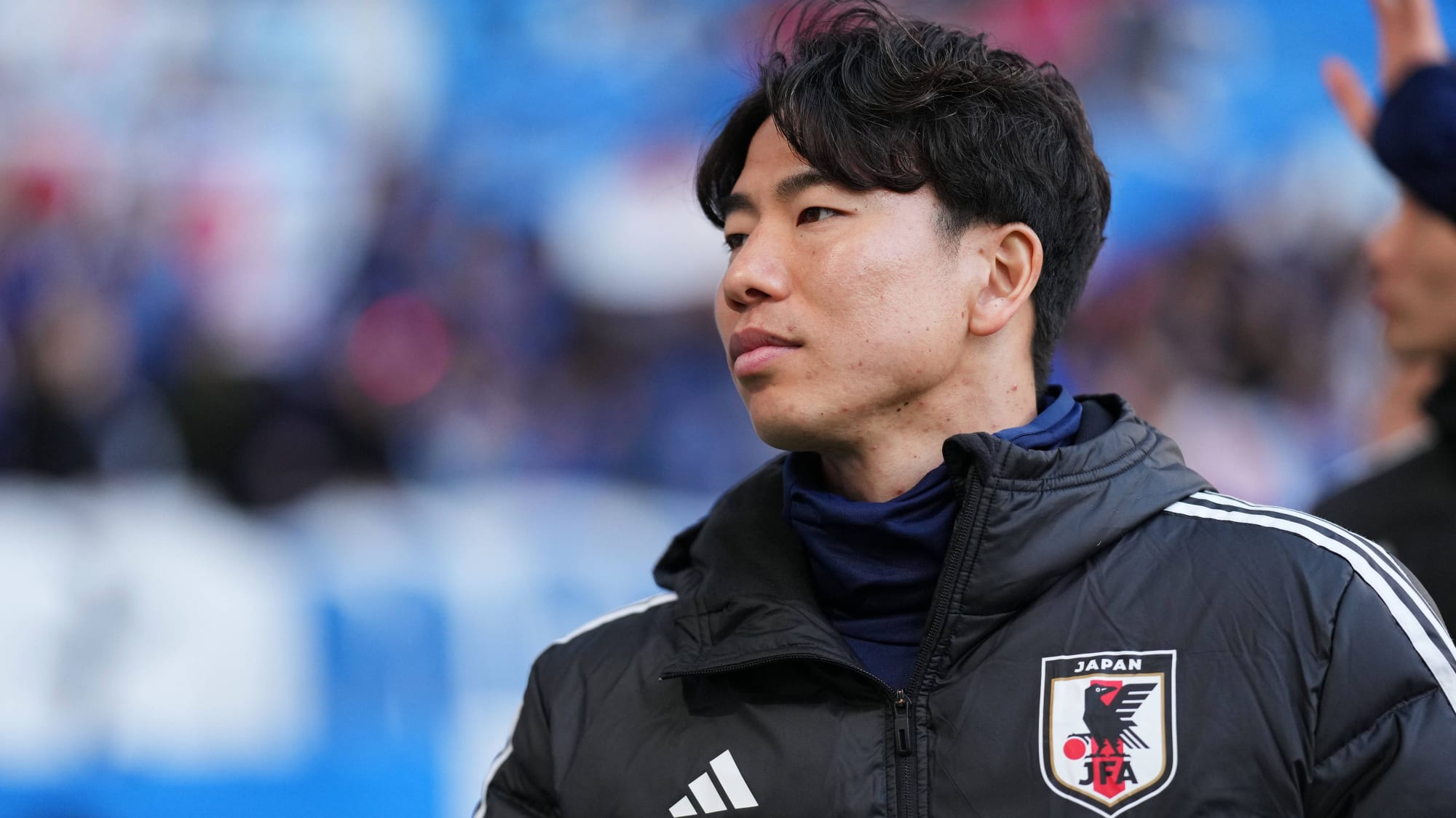 Takuma Asano in einer Aufwärmjacke der Nationalmannschaft Japans