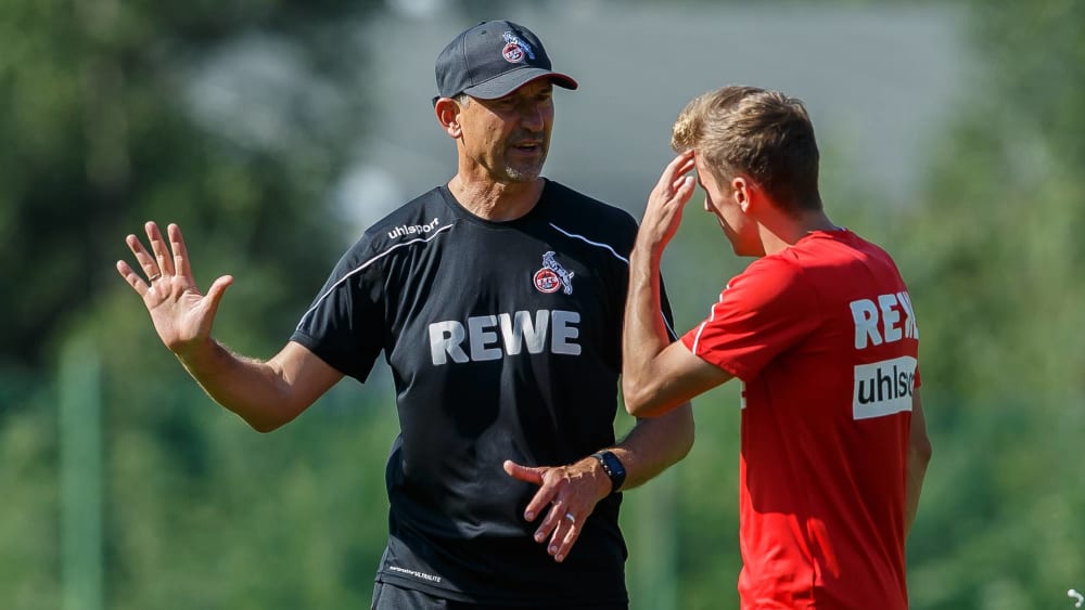 Im Austausch: K&#246;lns Trainer Achim Beierlorzer und Niklas Hauptmann.