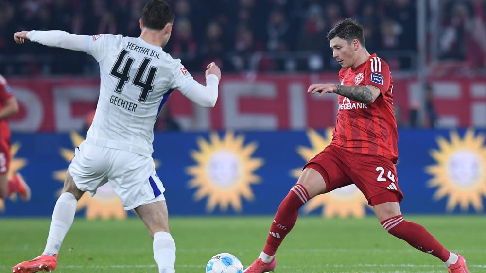Herthas Linus Gechter gegen den damaligen Düsseldorfer Dawid Kownacki.
