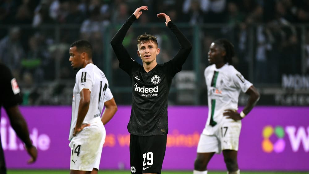 Ein Bild, zwei Gefühlswelten: Während Doppelpacker Jesper Lindström mit Frankfurt feierte, war die Borussia aus Mönchengladbach ordentlich bedient.