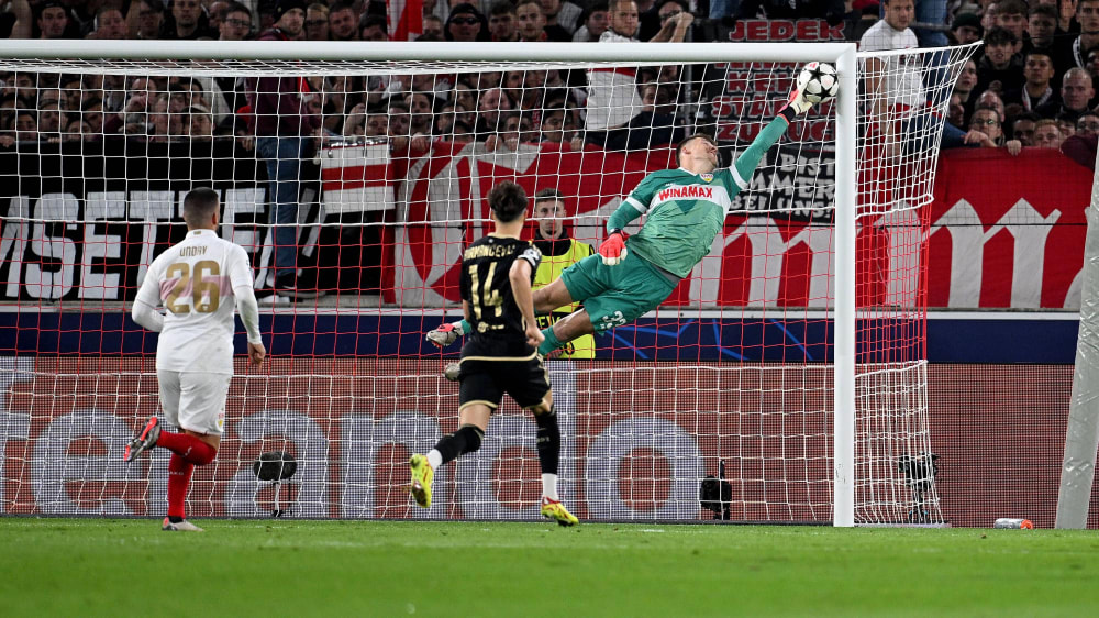 Traumtor: Kaan Kairinen (nicht im Bild) überwindet Alexander Nübel (o.), der sogar noch am Ball ist, mit einem direkten Freistoß.