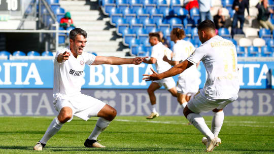 Jubelten über den schnellen Doppelschlag: Die Spieler von Wehen Wiesbaden