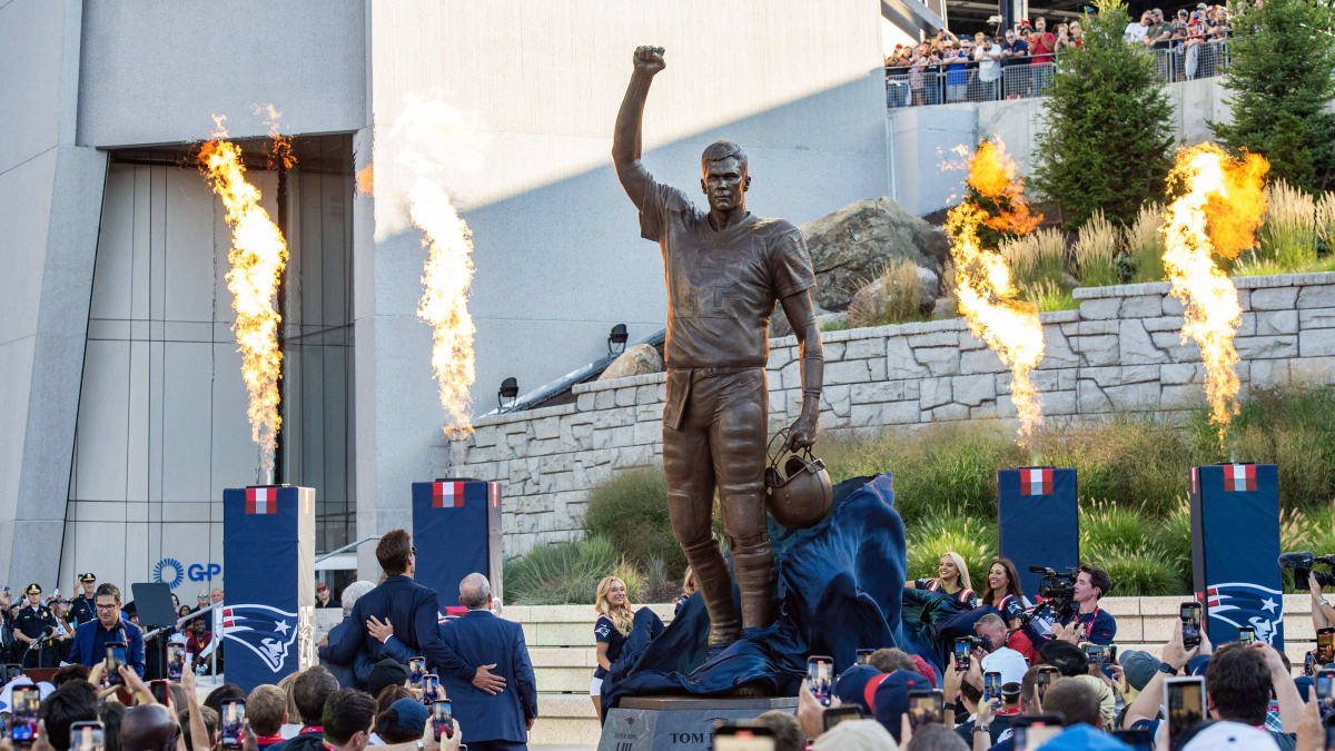 Statue-enth-llt-Brady-auf-ewig-dankbar-