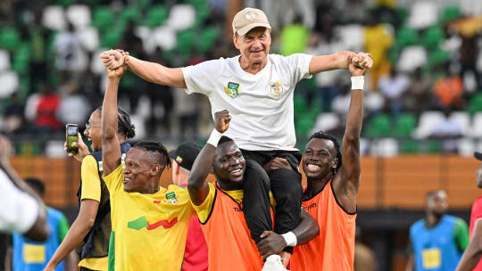 Stolzer Moment: Benins Nationaltrainer Gernot Rohr wird nach dem 2:1-Coup über Nigeria gefeiert.